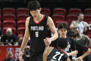 媒体人：杨瀚森在场时有体系 他不在时像临时拼凑5个哥们来打野球